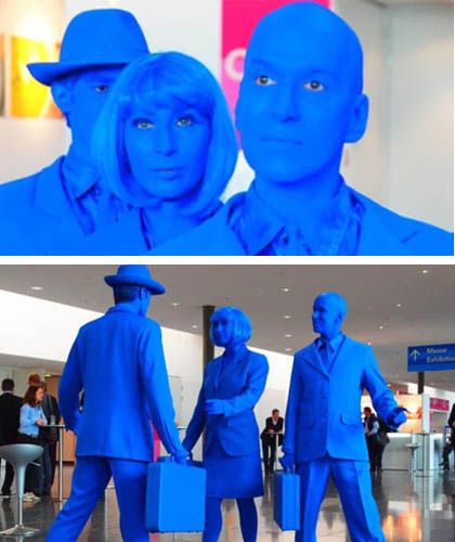 Die Blue Men agieren auf einer Abendveranstaltung bei ENBW