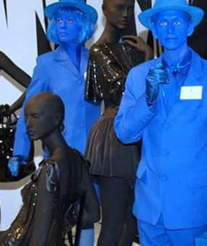 Die Blue Men treten mit Walking Acts auf der Messe Euroshop auf