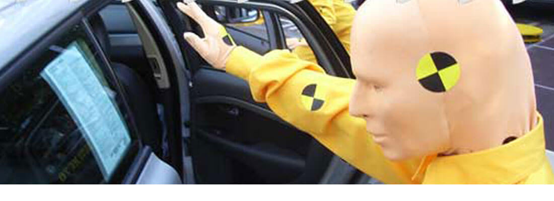 Ein Crashtest Dummy agiert am neuen Volvo C70