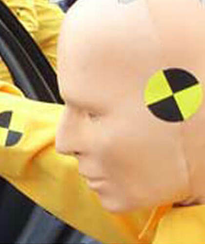 Ein Crashtest Dummy agiert am neuen Volvo C70