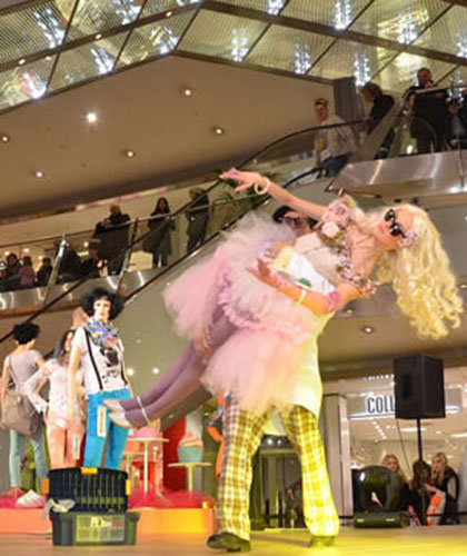 Die Living Dolls treten mit einem Dekorateur im ECE-Einkaufscenter auf