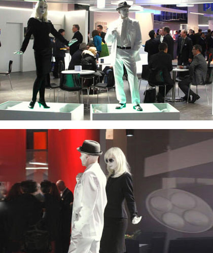 Die Livingdolls treten als White Man und Black Girl auf dem Messestand von RIDI in Düsseldorf auf