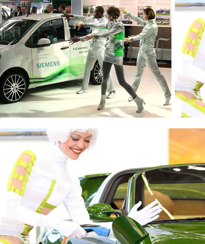Die Living Dolls stellen auf der e-mobiltiy in München für Siemens ein Elektroauto vor