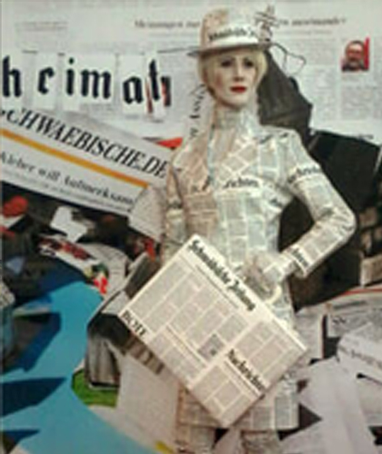 Ein Livingdoll Mädchen begrüßt die Gäste im maßgeschneiderten Zeitungskostüm