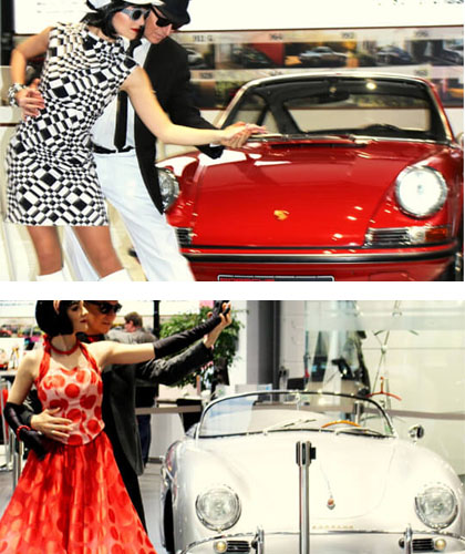 2 Living Dolls agieren in original 60iger Jahre Outfits an einem roten Porsche 911 von 1964 - 2 Living Dolls agieren in original 50iger Jahre Outfits an einem silbernen Porsche 356 von 1956